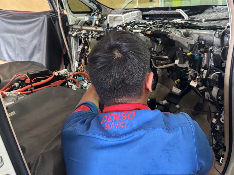 ซ่อมแอร์ Toyota Estima Hybrid แอร์ไม่เย็น