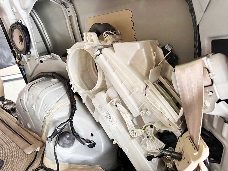 ซ่อมแอร์ Toyota Estima Hybrid แอร์ไม่เย็น